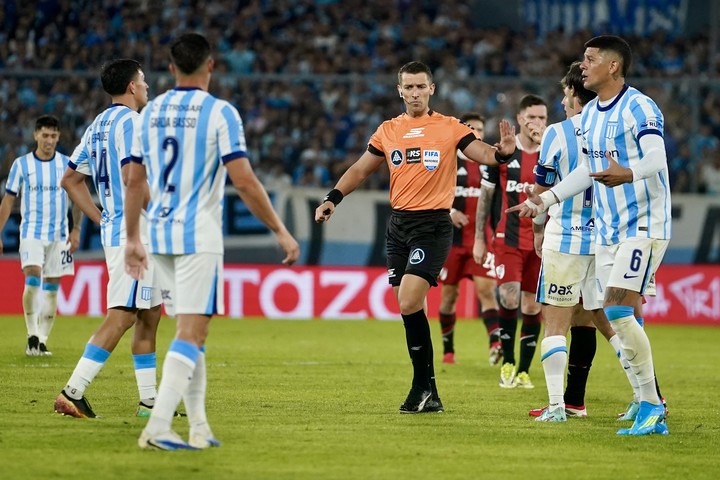 En un clásico para el olvido de Rojo, River le ganó a Racing en Avellaneda y sumó su quinto triunfo consecutivo en el Apertura