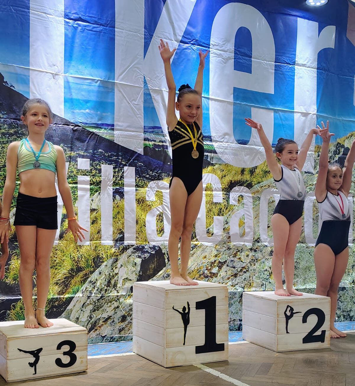 Sábado 9 de mayo, las gimnastas de la Escuela Municipal de Gimnasia Artística asistieron al torneo organizado por el Club Loma Negra.