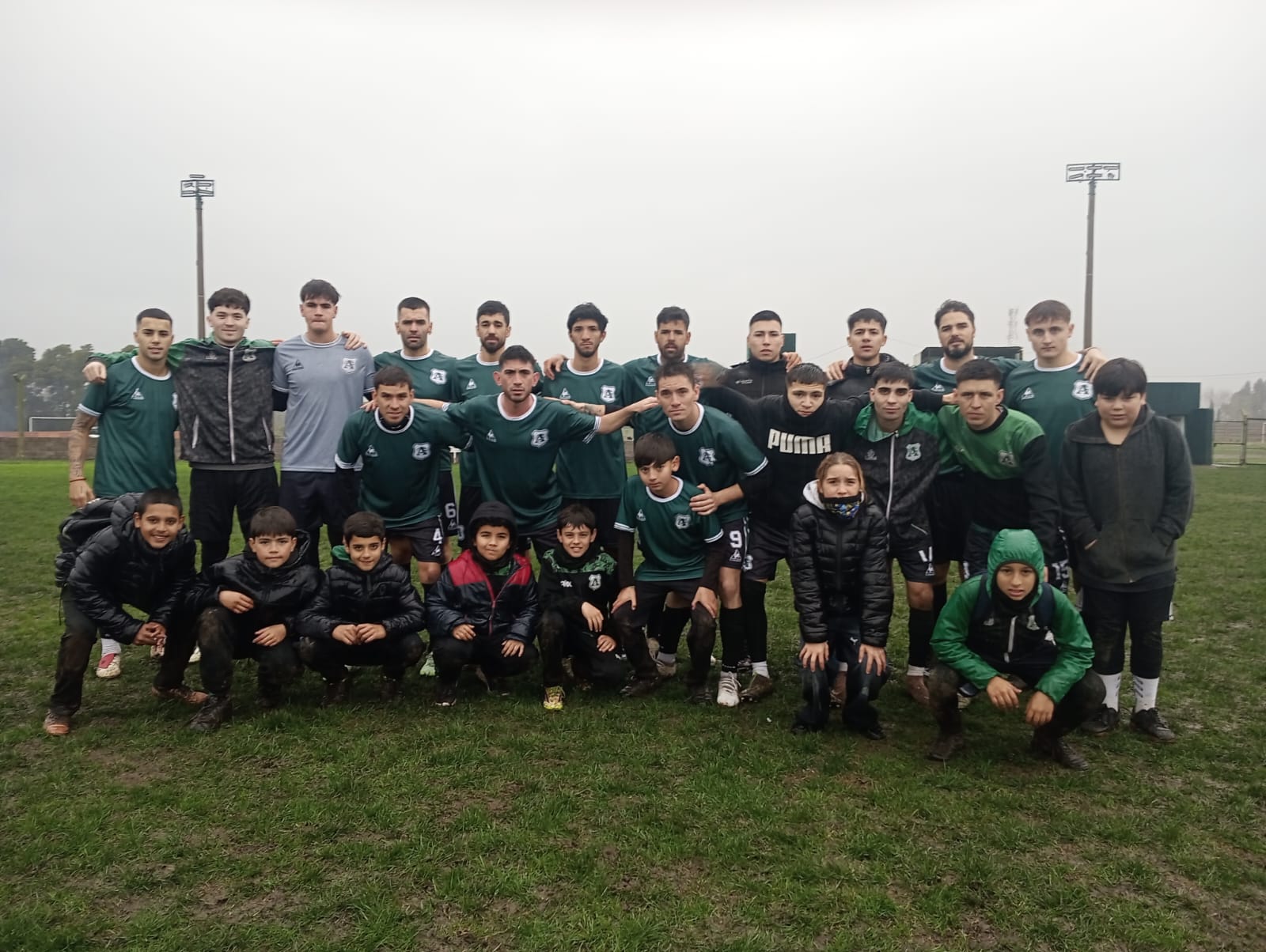 Primera B URD: Argentino goleó a Ateneo Estrada bajo una intensa lluvia y sigue prendido en el campeonato